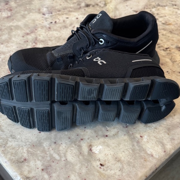 On Running Cloud 5 Black Athletic Shoes - Picture 4 of 6